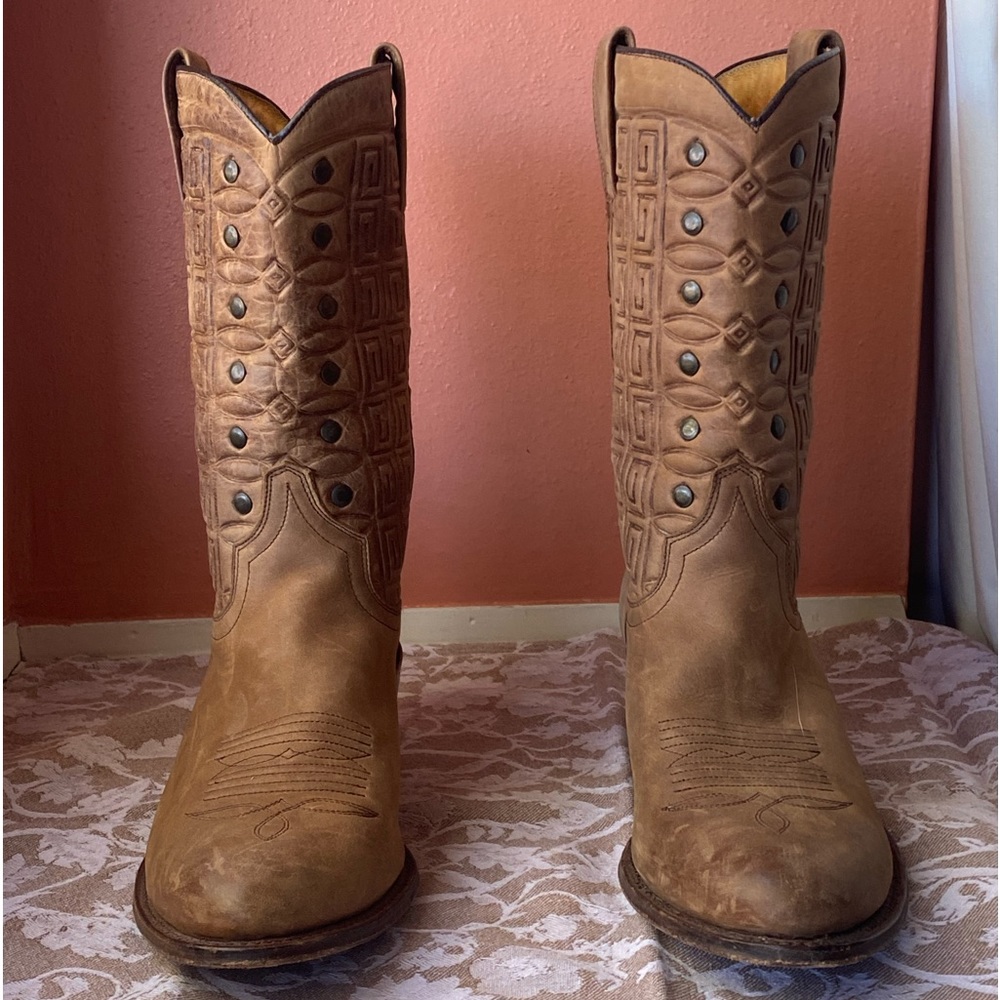 COWBOY BOOTS 8 1/2. BEIGE. BRAND SENDRA